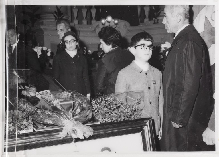 Gattatico-Reggio Emilia, 27-30 marzo 1970, Funerali di Alcide Cervi, camera ardente di Alcide nella Sala del Tricolore di Reggio Emilia, picchetto d'onore